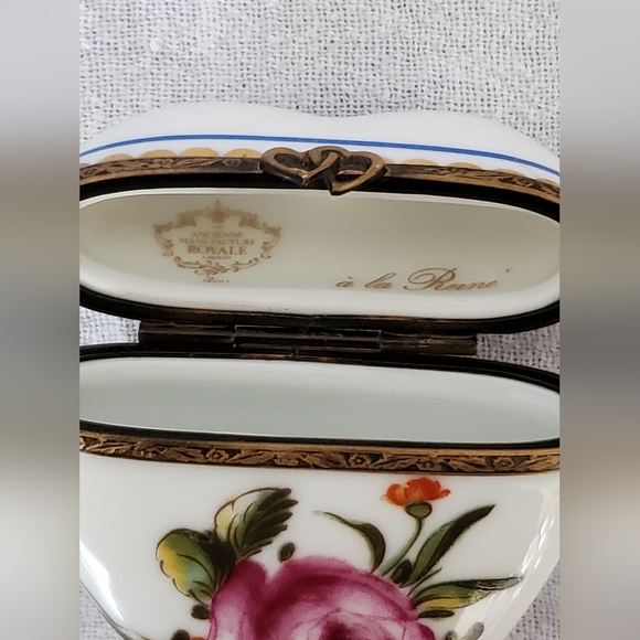 LIMOGES FRANCE HANDPAINTED PORCELIN HINGED TRINKET BOX - HEART WITH FLOW… - Picture 5 of 7